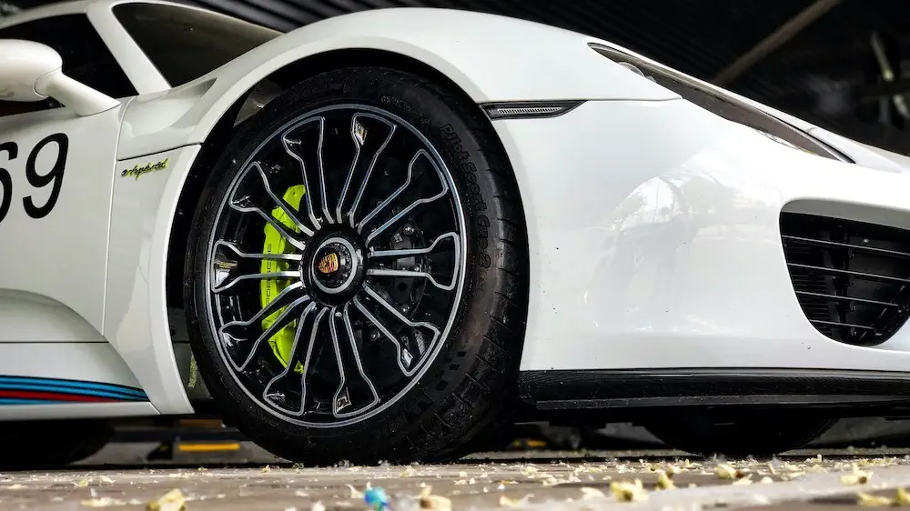 close-up view of the Porsche 918 wheel